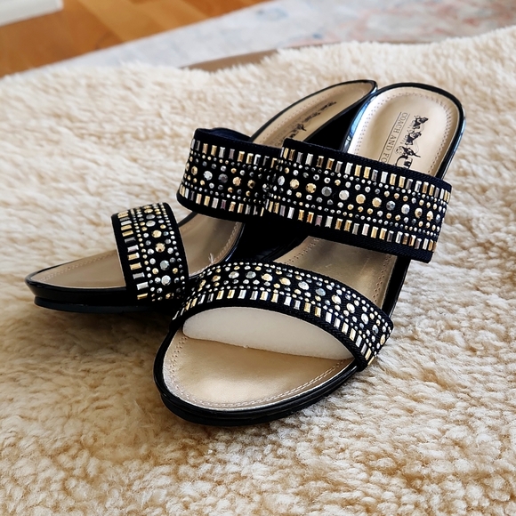 Gorgeous NWOT Coach And Four Dress Wedge Heel Sandals 🩶💛🖤 - Picture 11 of 16